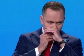 Кандидат в президенты Польши принял никотиновый пауч во время теледебатов. Разгорелся скандал