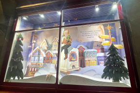 «Очень по-русски». Как к новогодним праздникам украшен ЦУМ