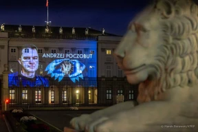 Фотофакт. Фото Анджея Почобута появилось на президентском дворце в Варшаве